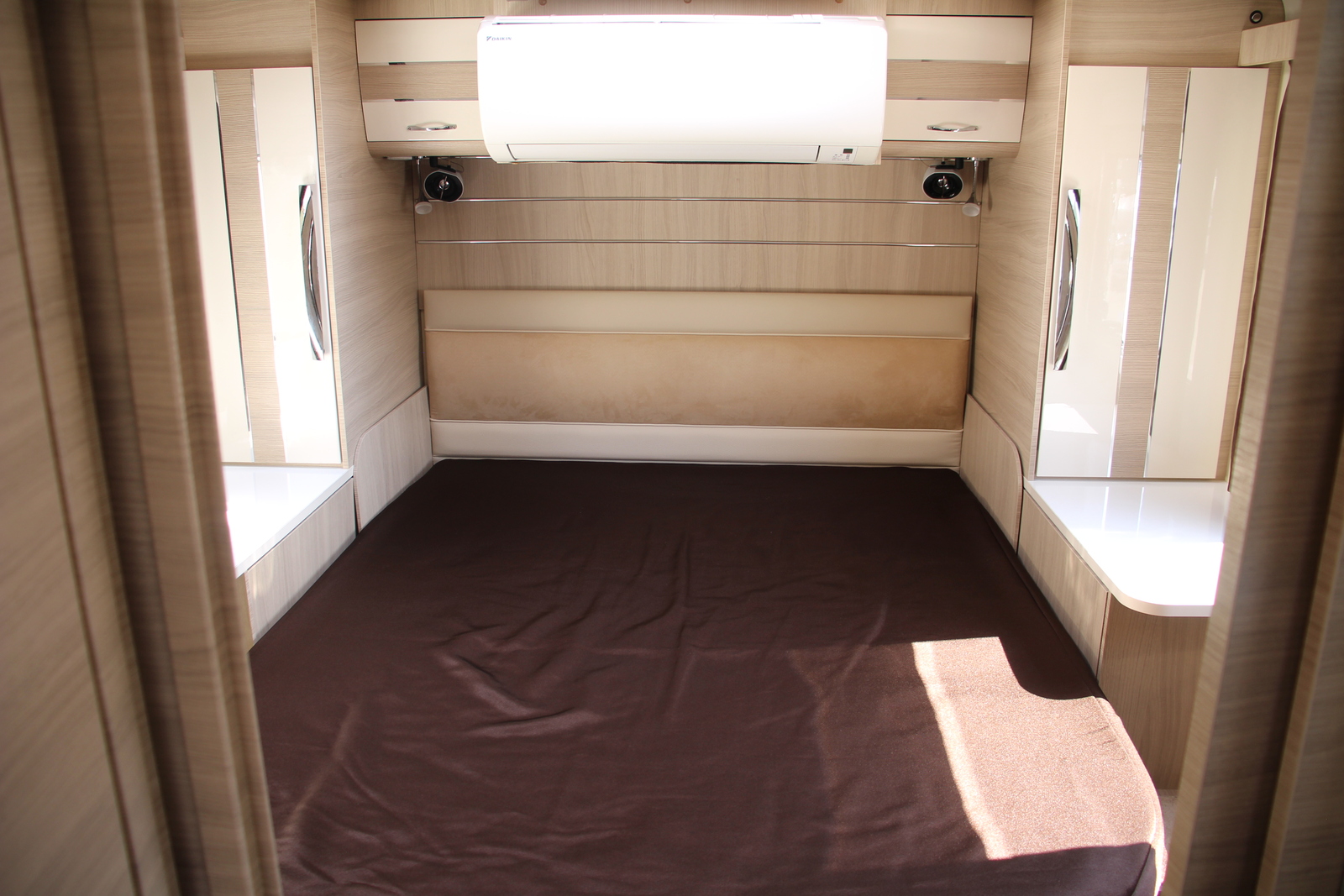 キャンピングカーバスコン