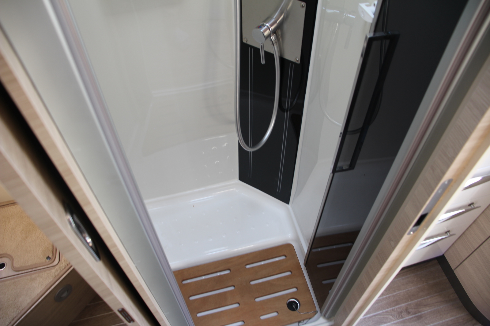 キャンピングカーバスコン