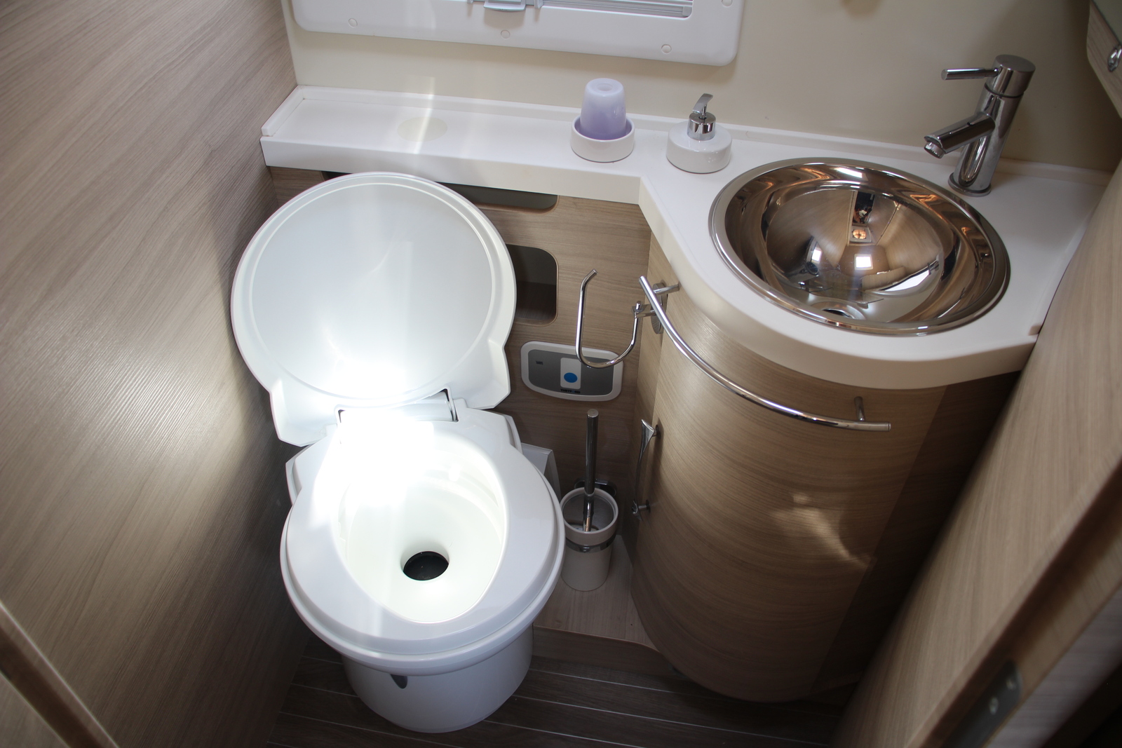 キャンピングカーバスコン