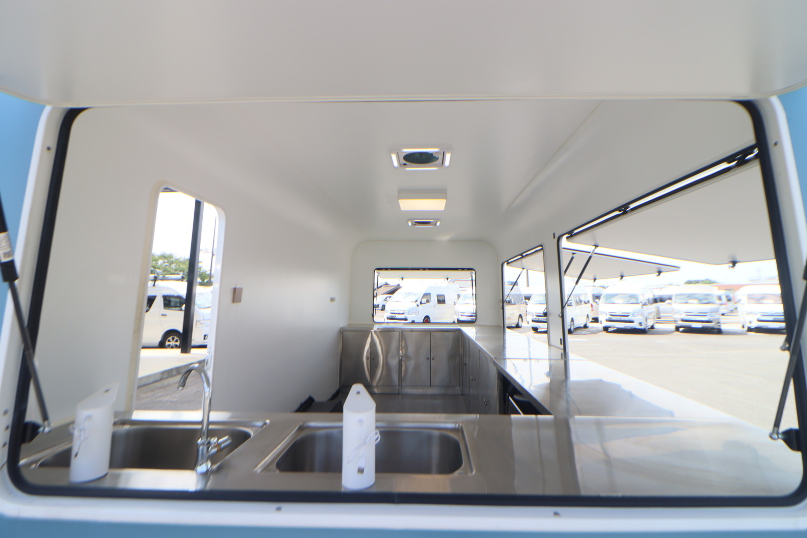 キャンピングカートレーラー