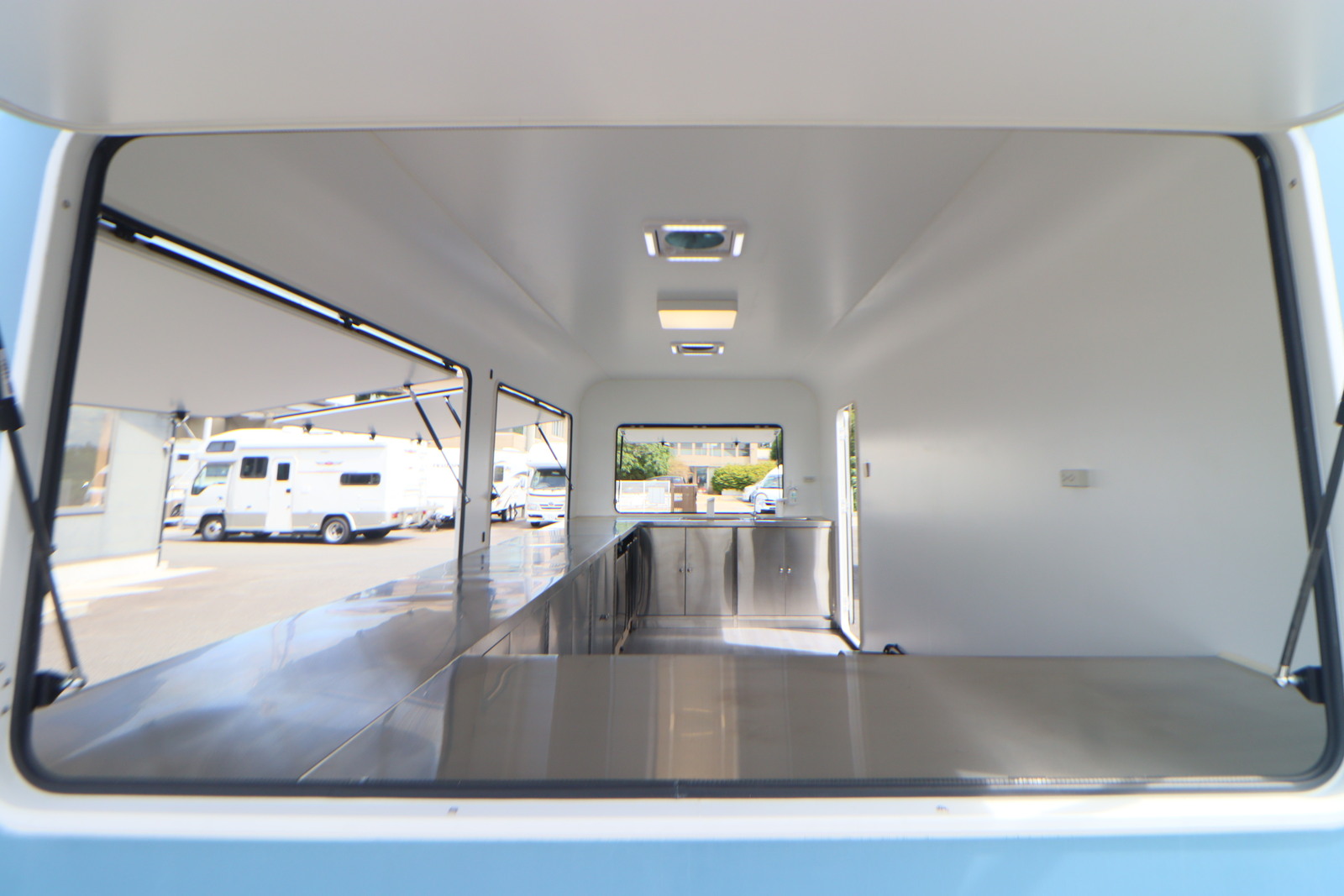 キャンピングカートレーラー