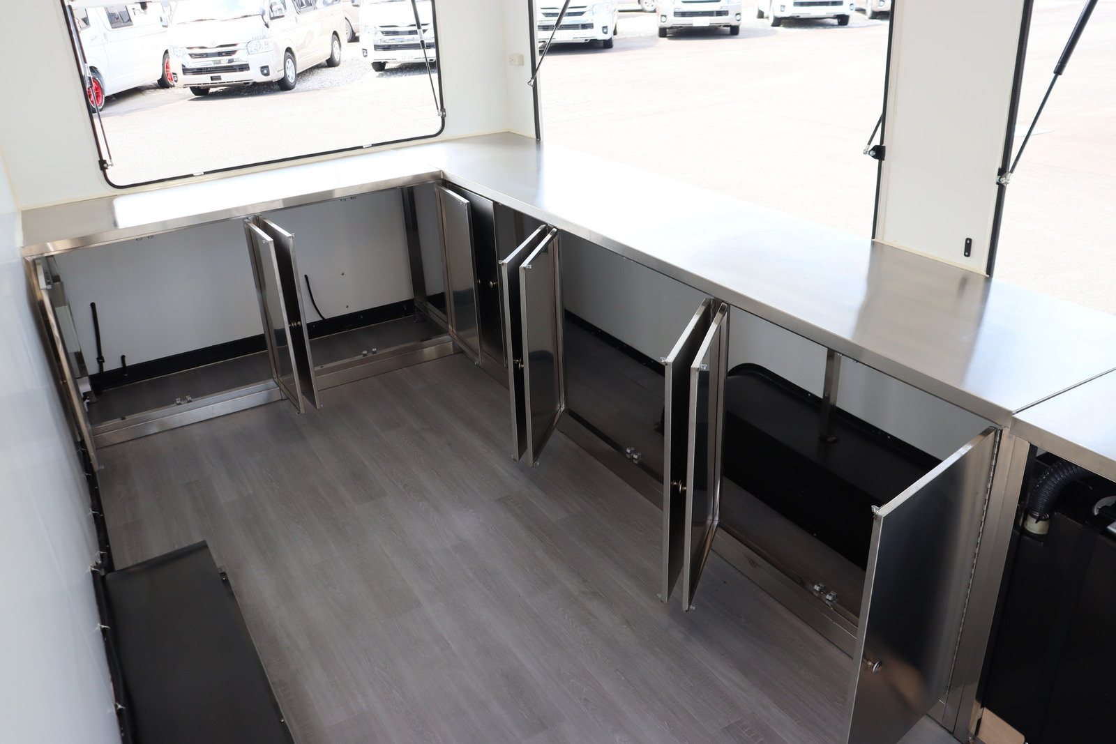 キャンピングカートレーラー