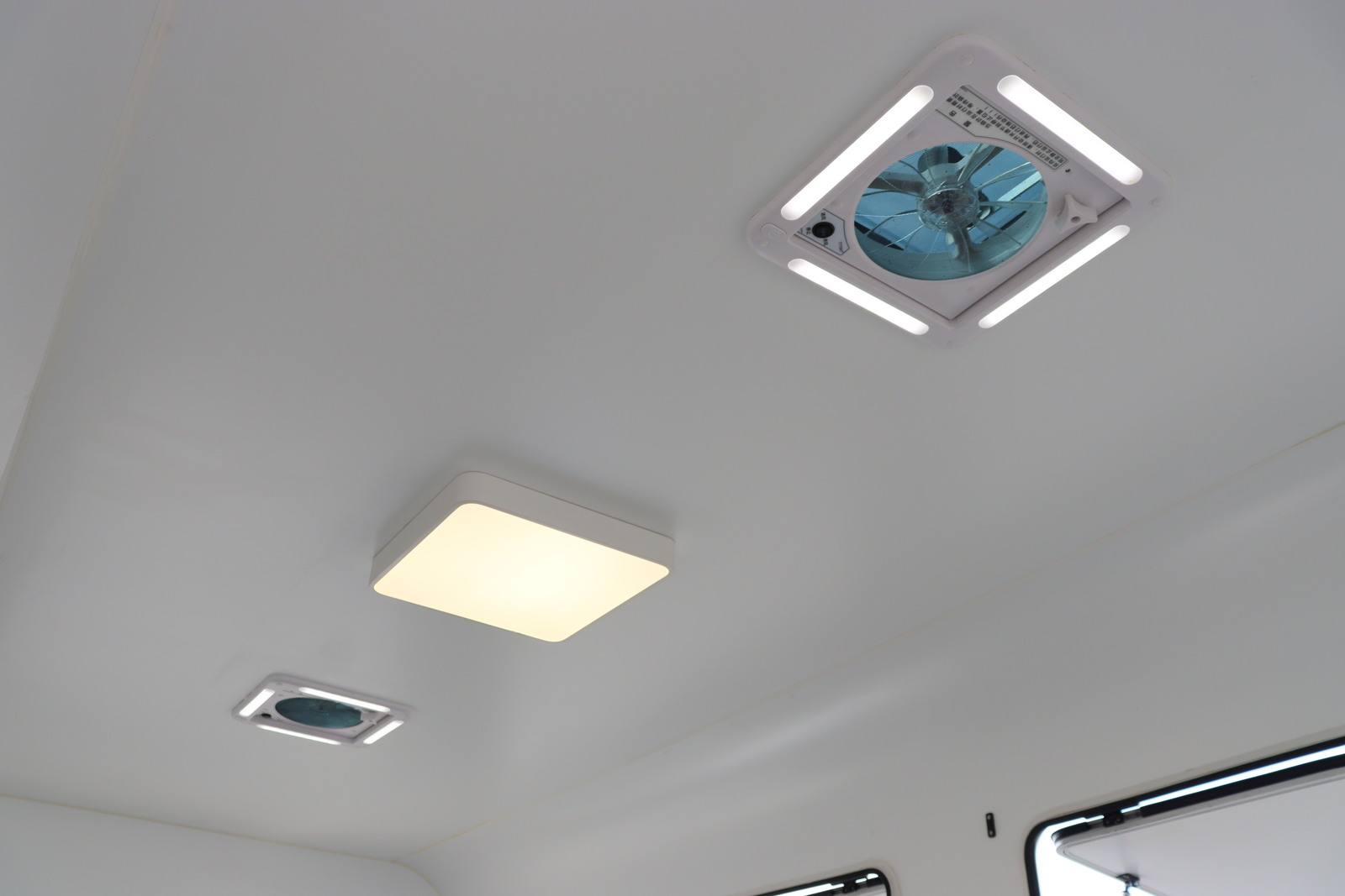 キャンピングカートレーラー