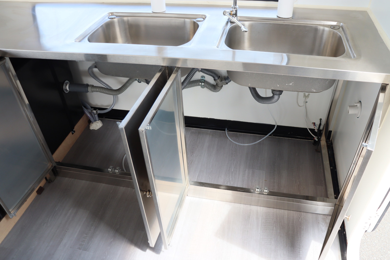 キャンピングカートレーラー