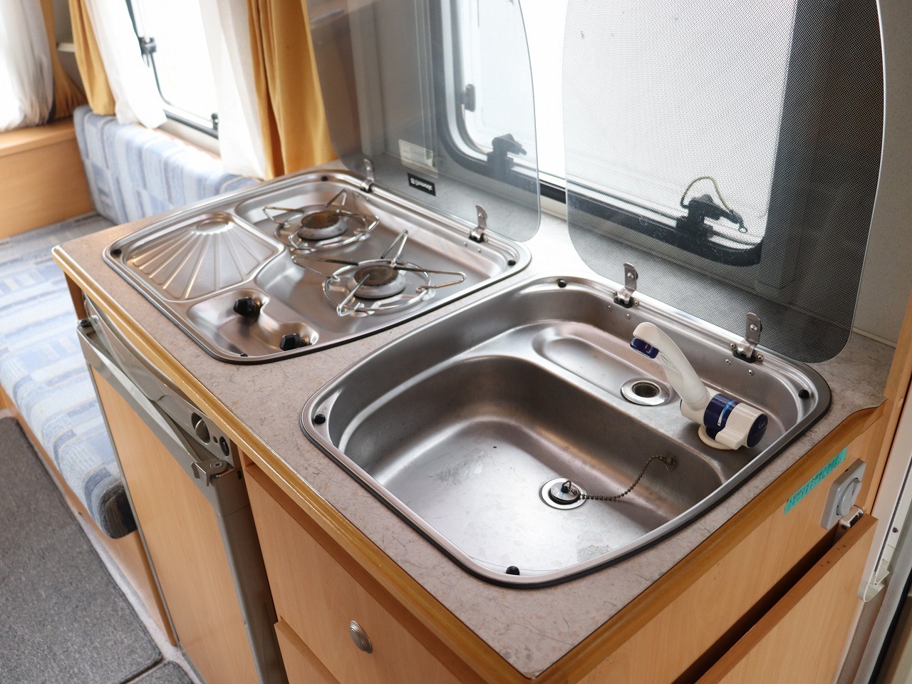 キャンピングカートレーラー