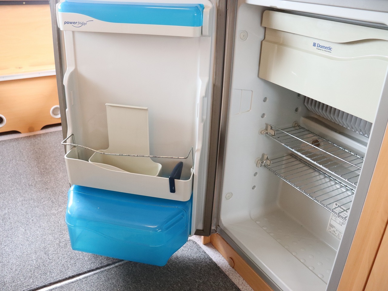 キャンピングカートレーラー