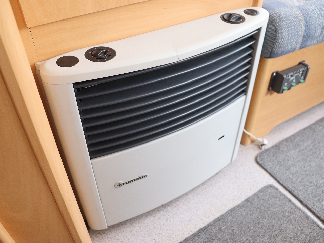 キャンピングカートレーラー