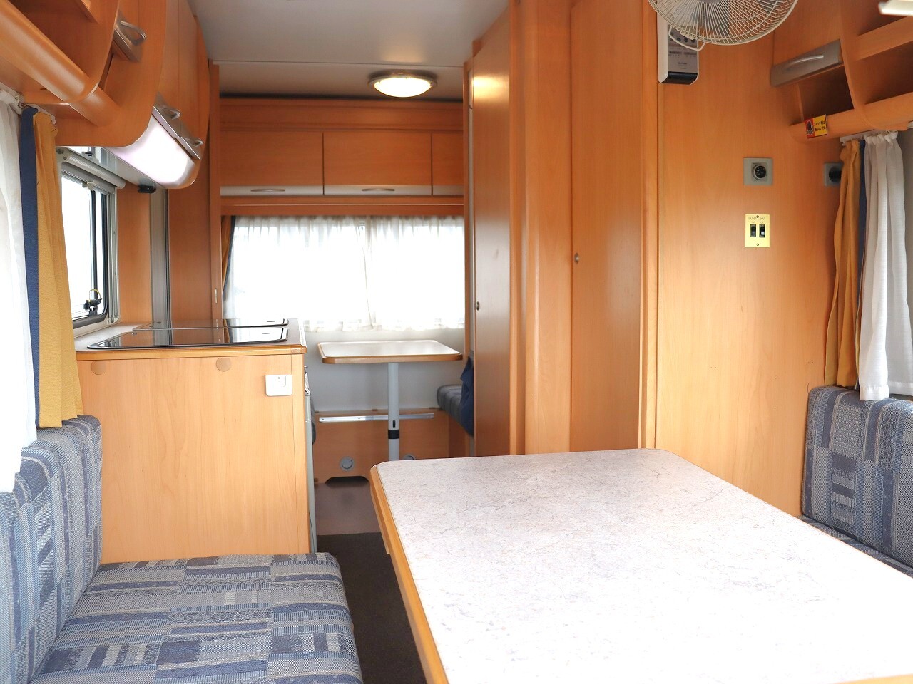 キャンピングカートレーラー