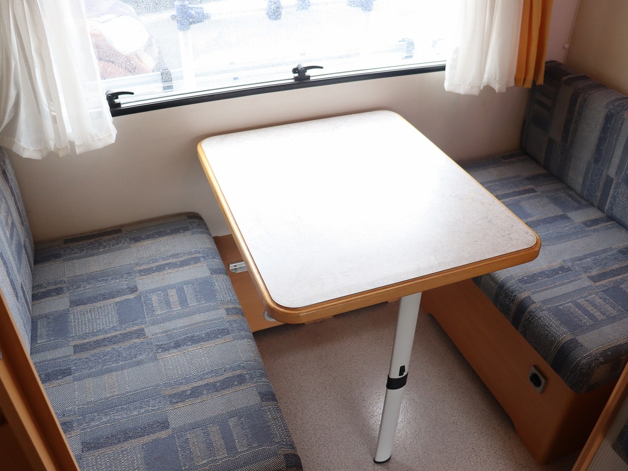 キャンピングカートレーラー