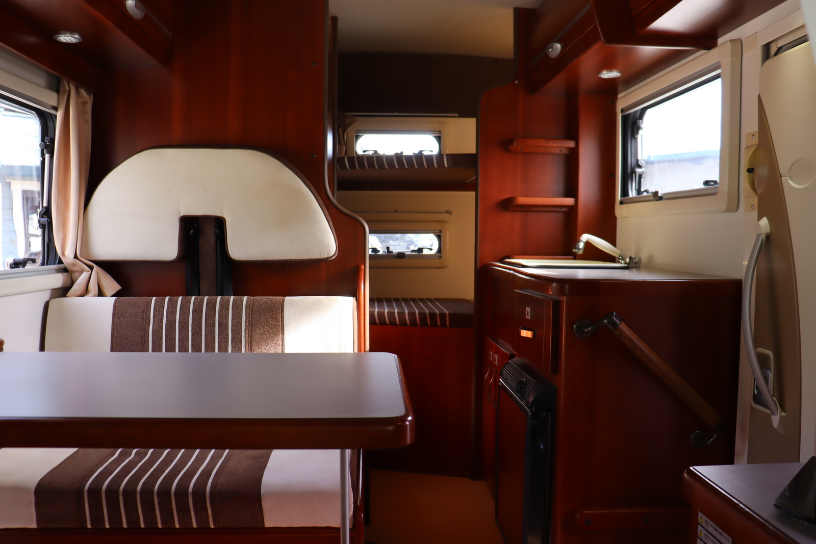 キャンピングカーキャブコン