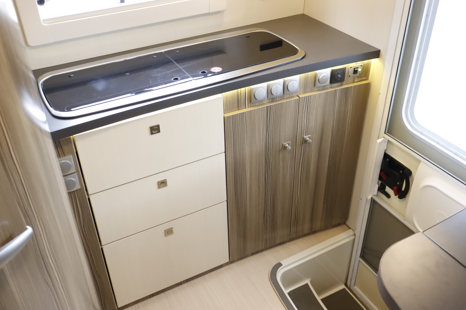 キャンピングカーキャブコン