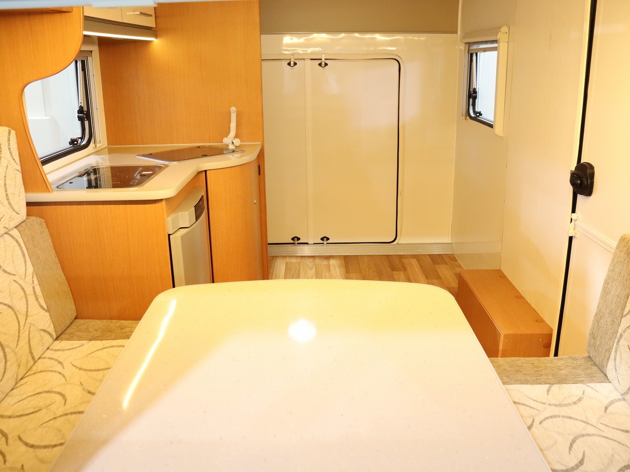 キャンピングカートレーラー