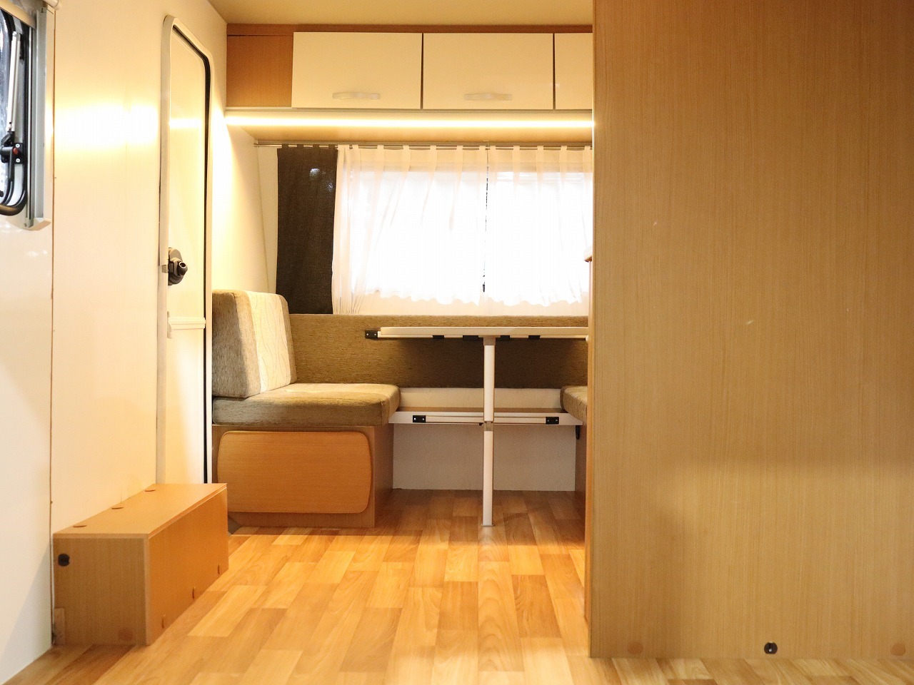 キャンピングカートレーラー