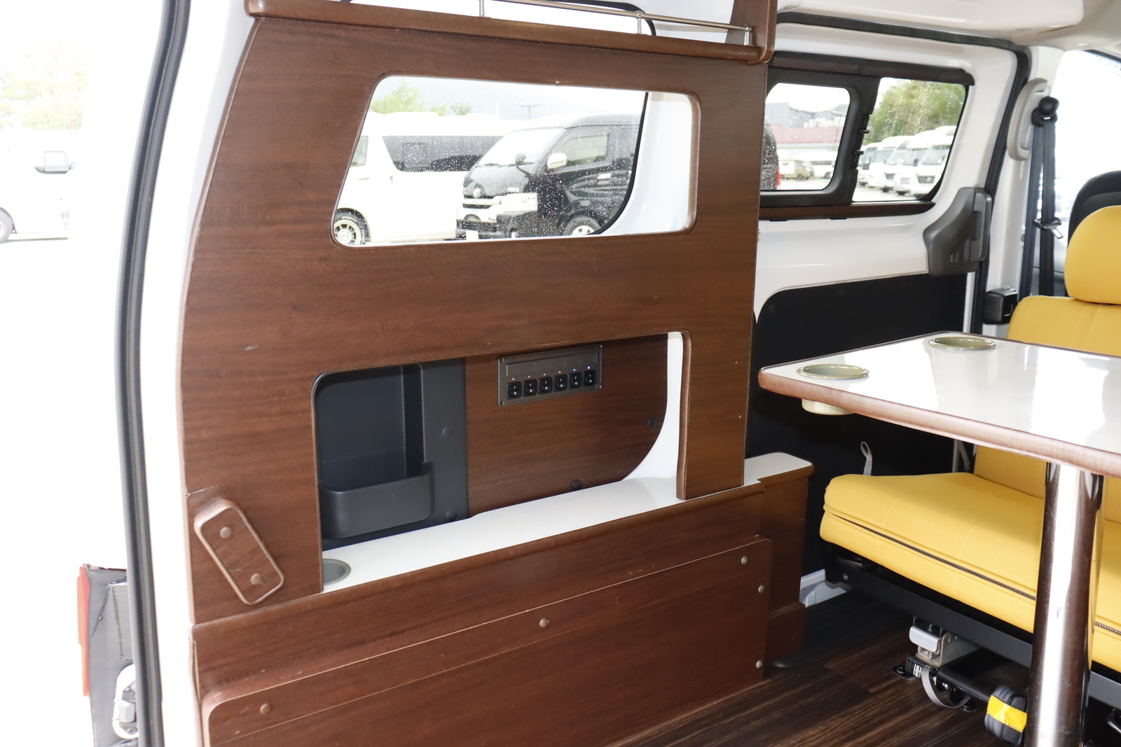 キャンピングカーバンコン