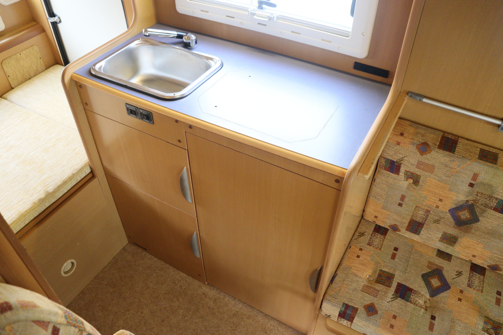 キャンピングカーキャブコン