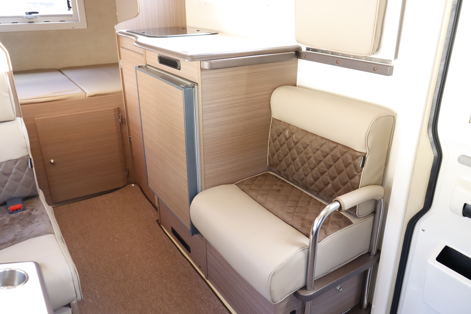 キャンピングカーキャブコン