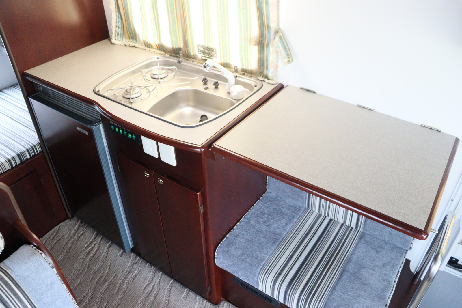 キャンピングカーキャブコン