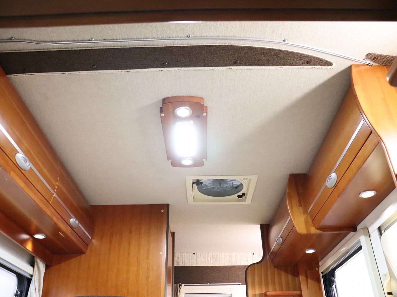 キャンピングカーキャブコン