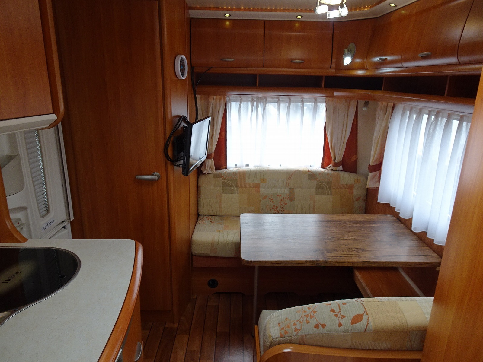 キャンピングカートレーラー