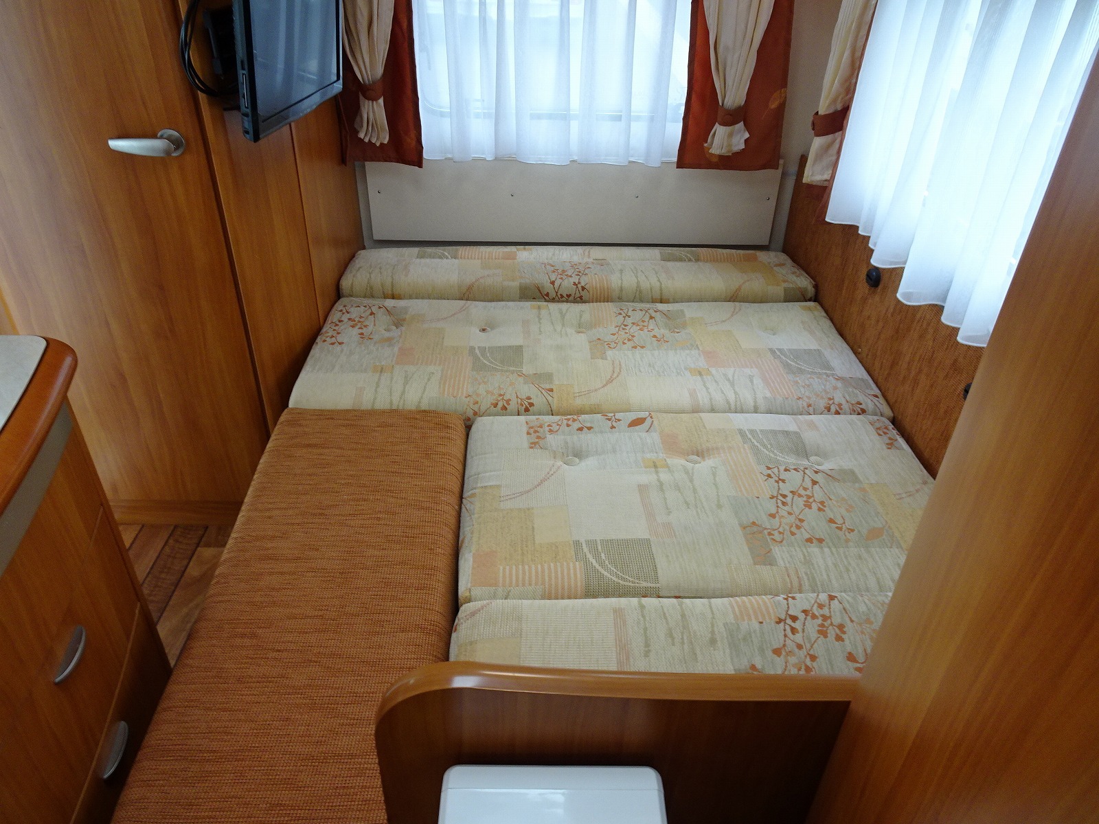 キャンピングカートレーラー