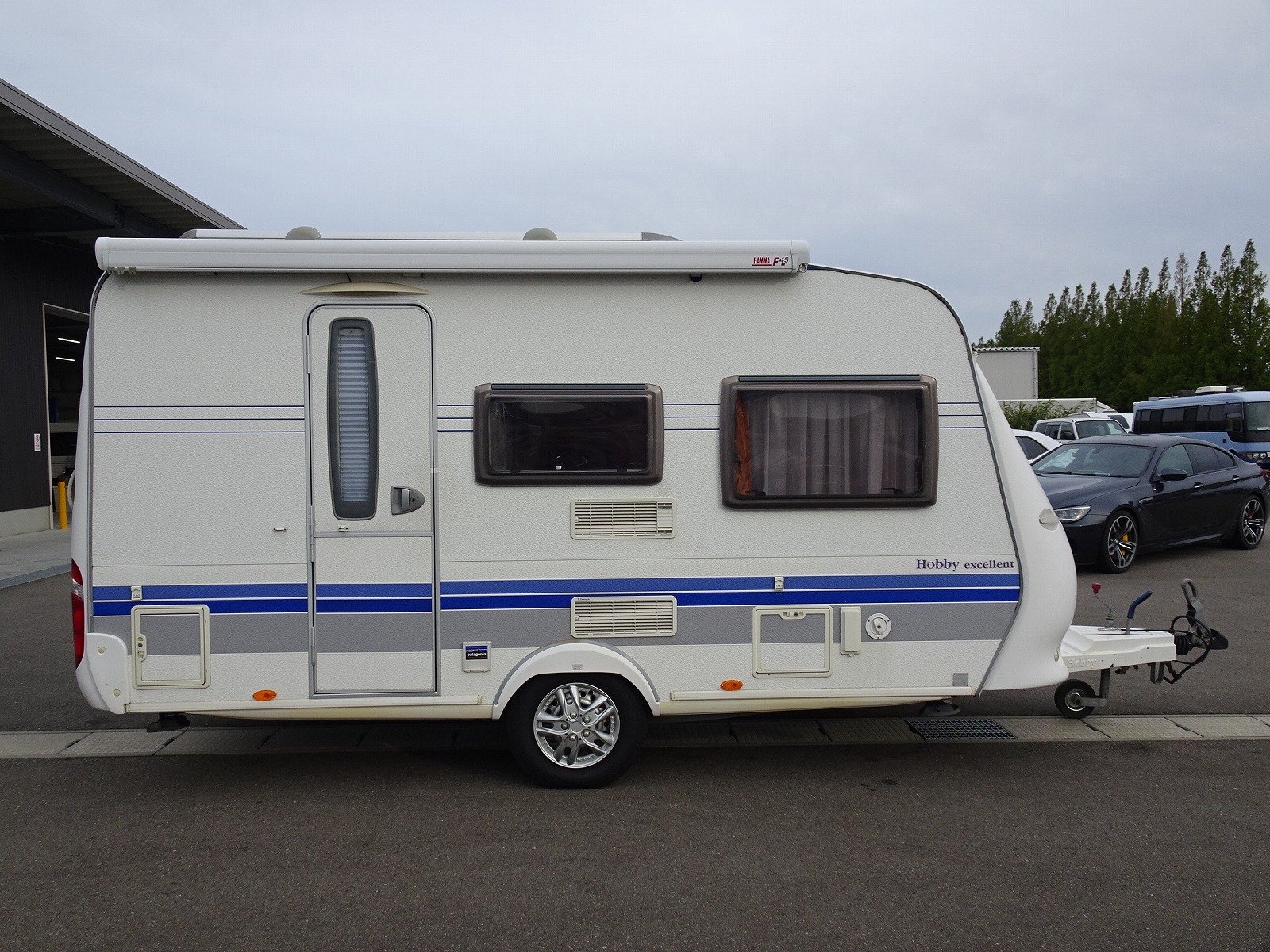 キャンピングカートレーラー