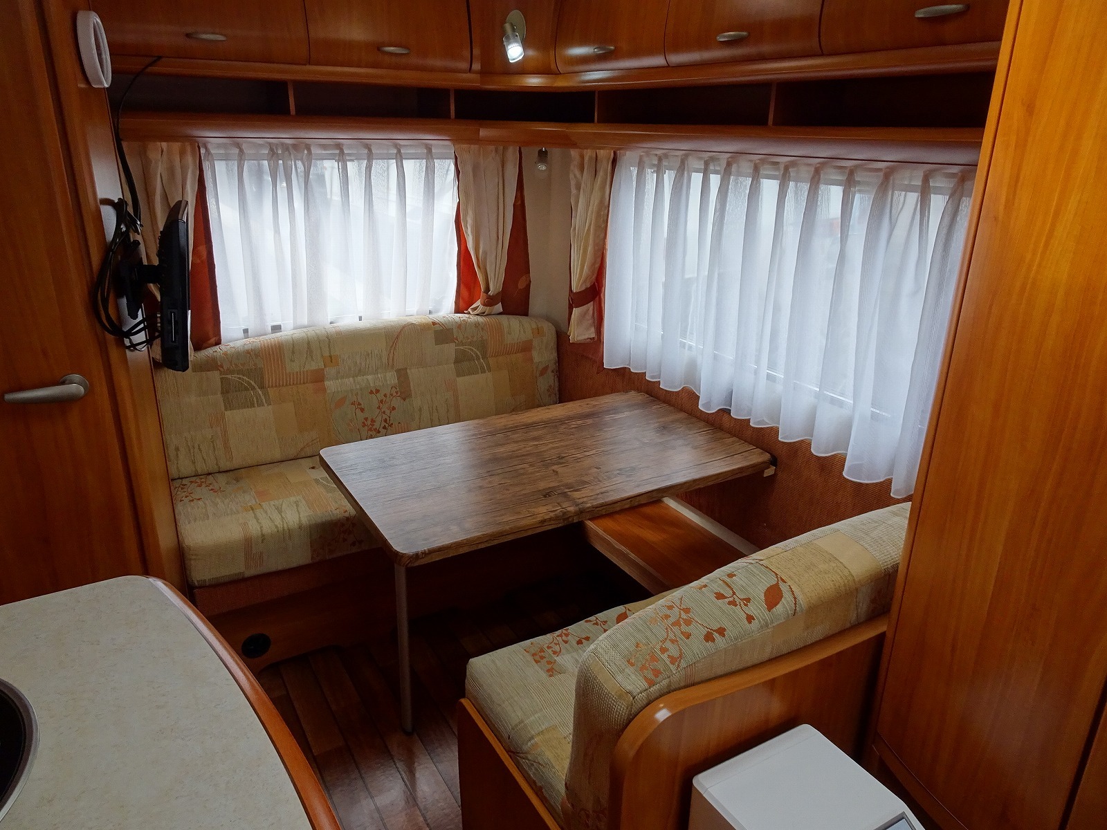 キャンピングカートレーラー