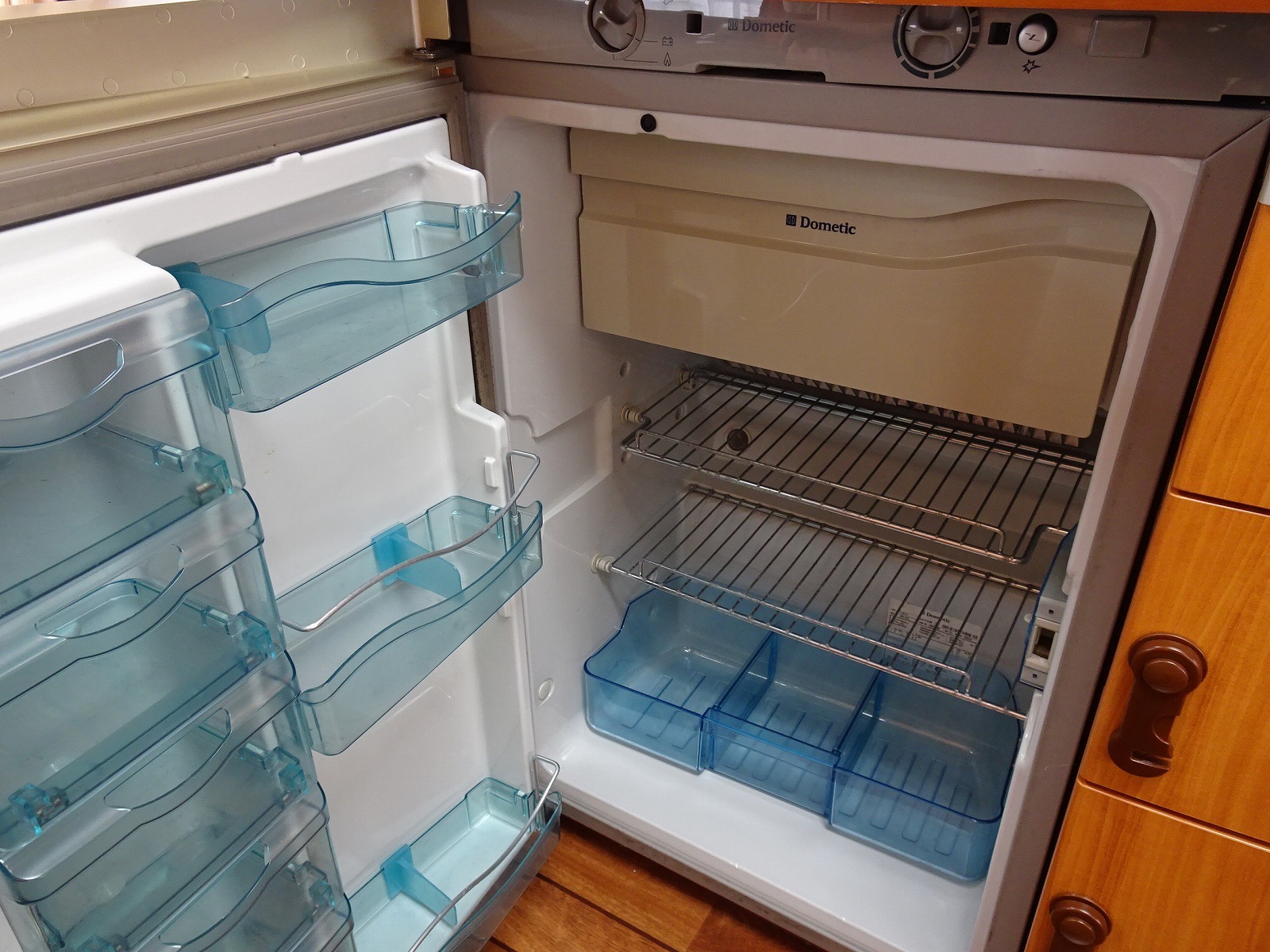 キャンピングカートレーラー