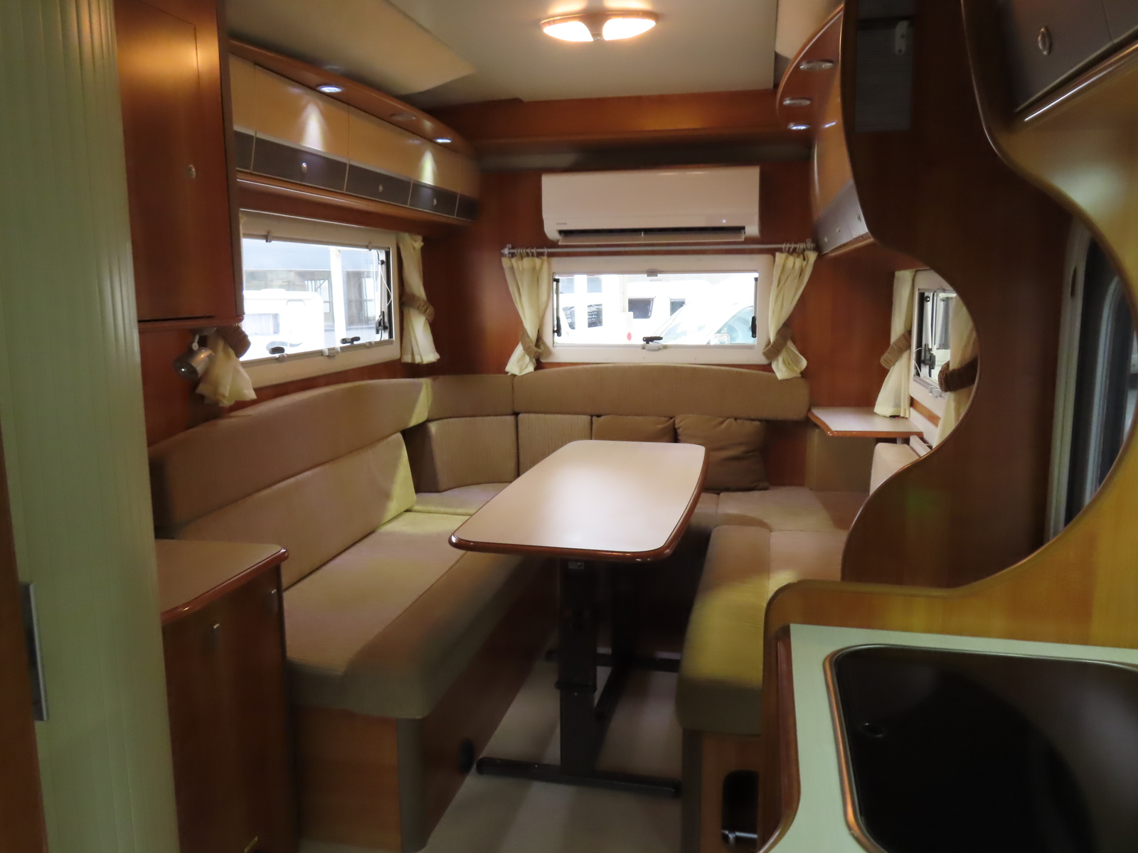 キャンピングカーキャブコン