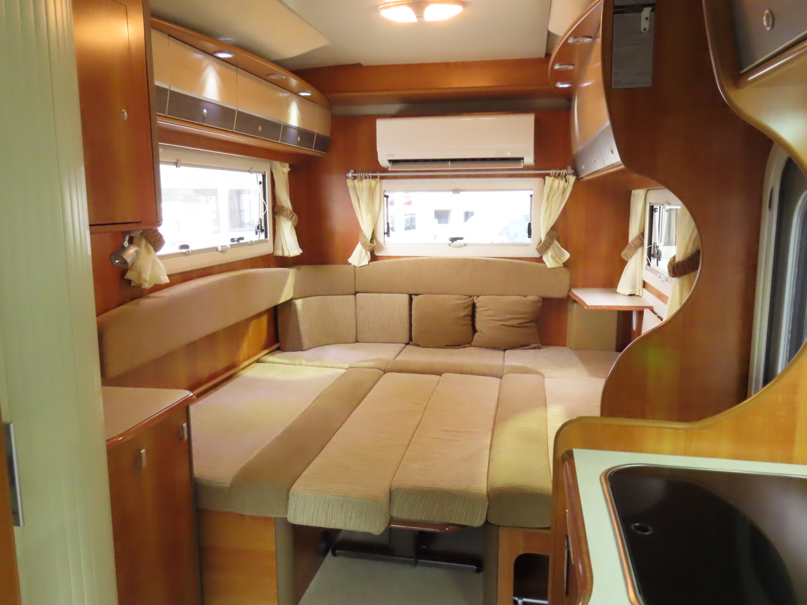 キャンピングカーキャブコン