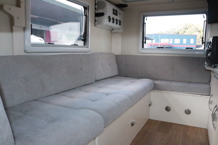 キャンピングカー軽キャンパー