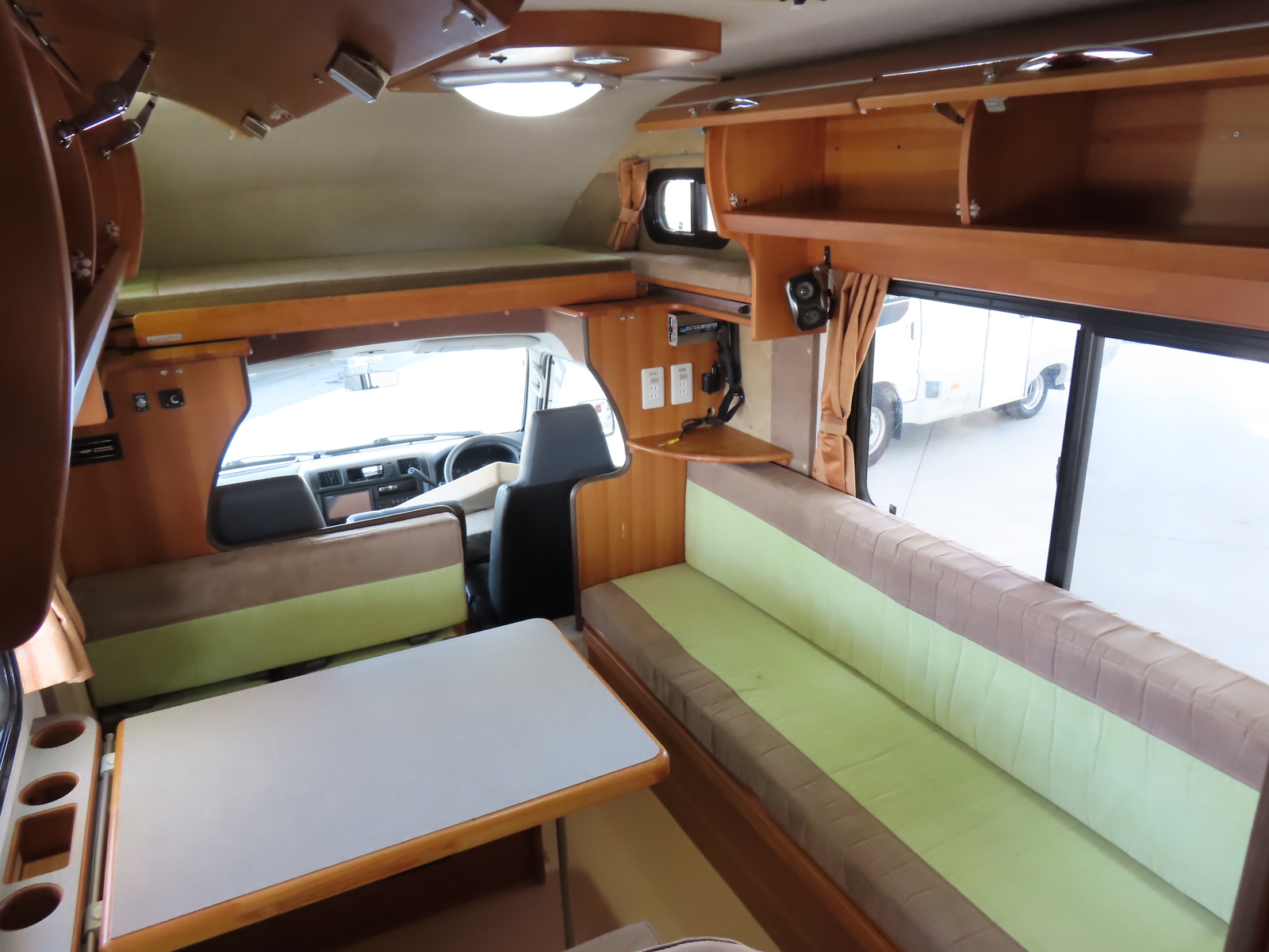 キャンピングカーキャブコン