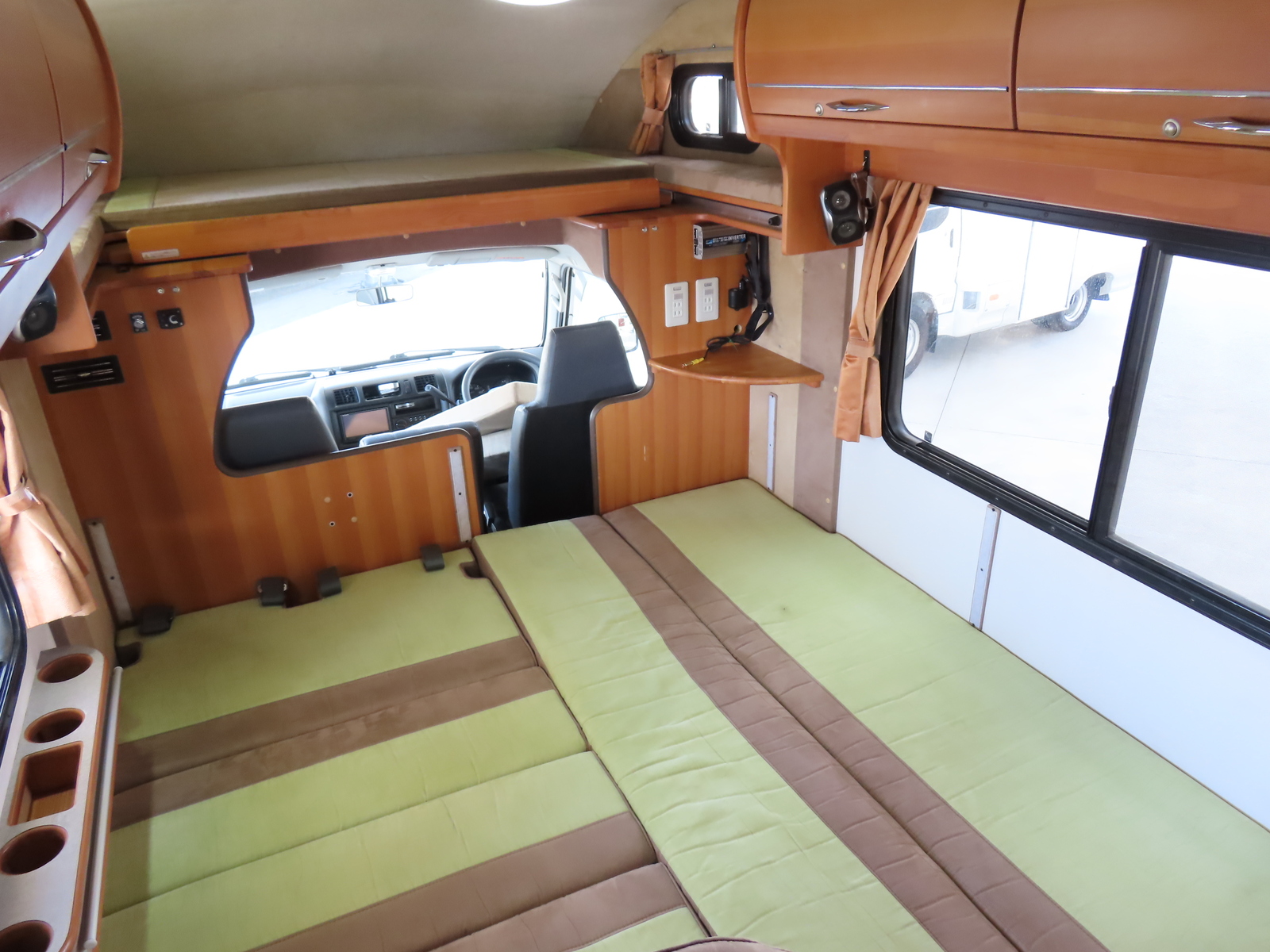 キャンピングカーキャブコン