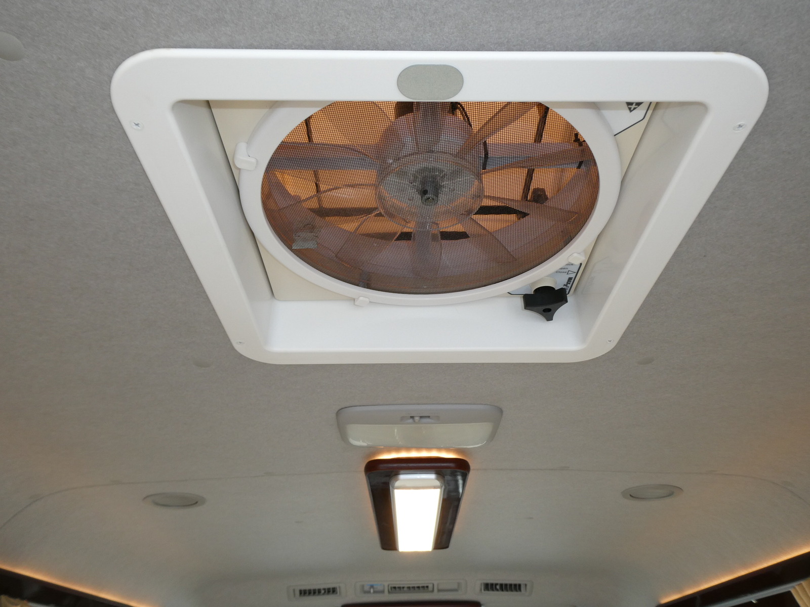 キャンピングカーバンコン