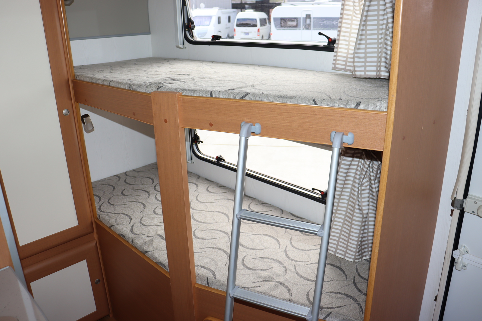 キャンピングカートレーラー