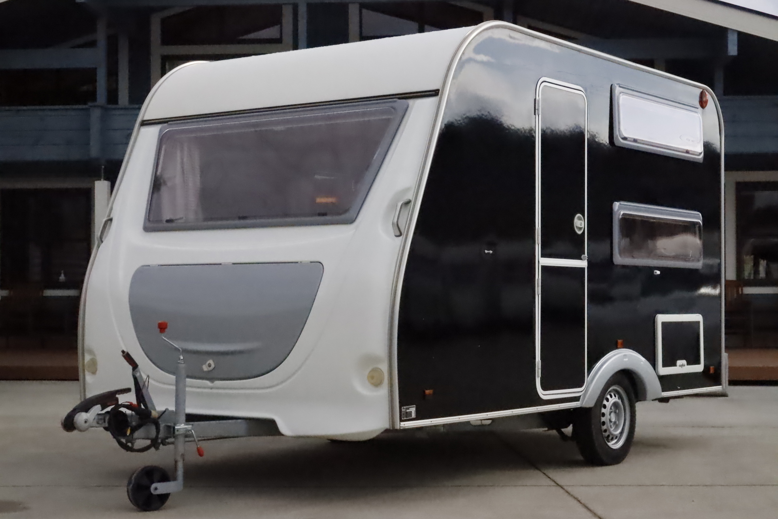 キャンピングカートレーラー