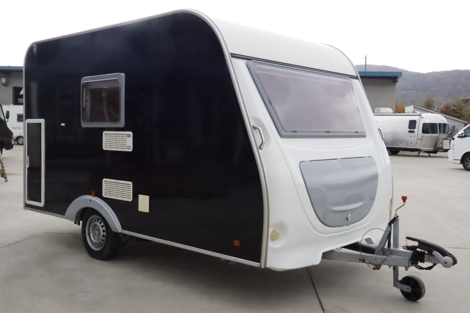 キャンピングカートレーラー