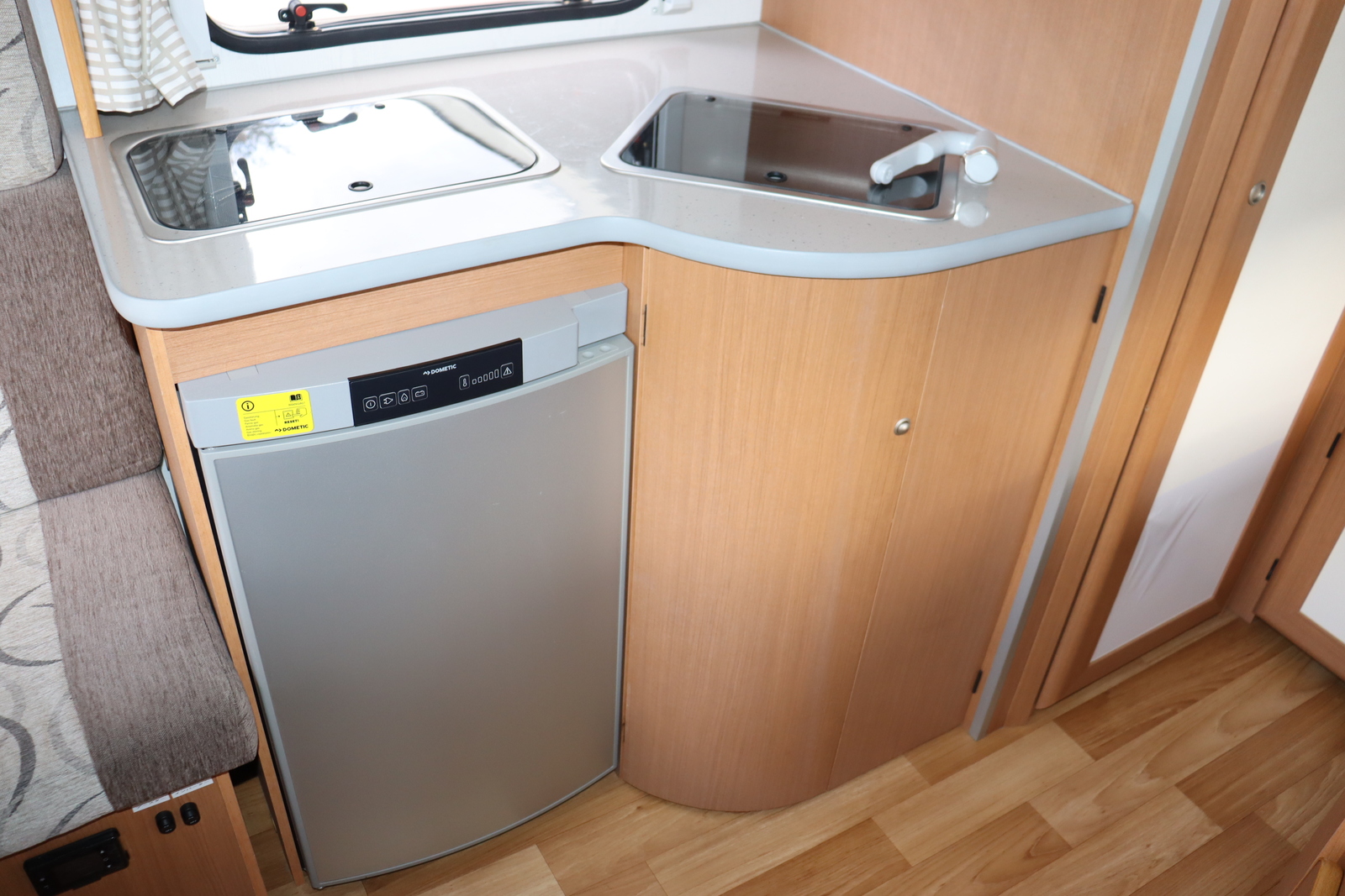 キャンピングカートレーラー