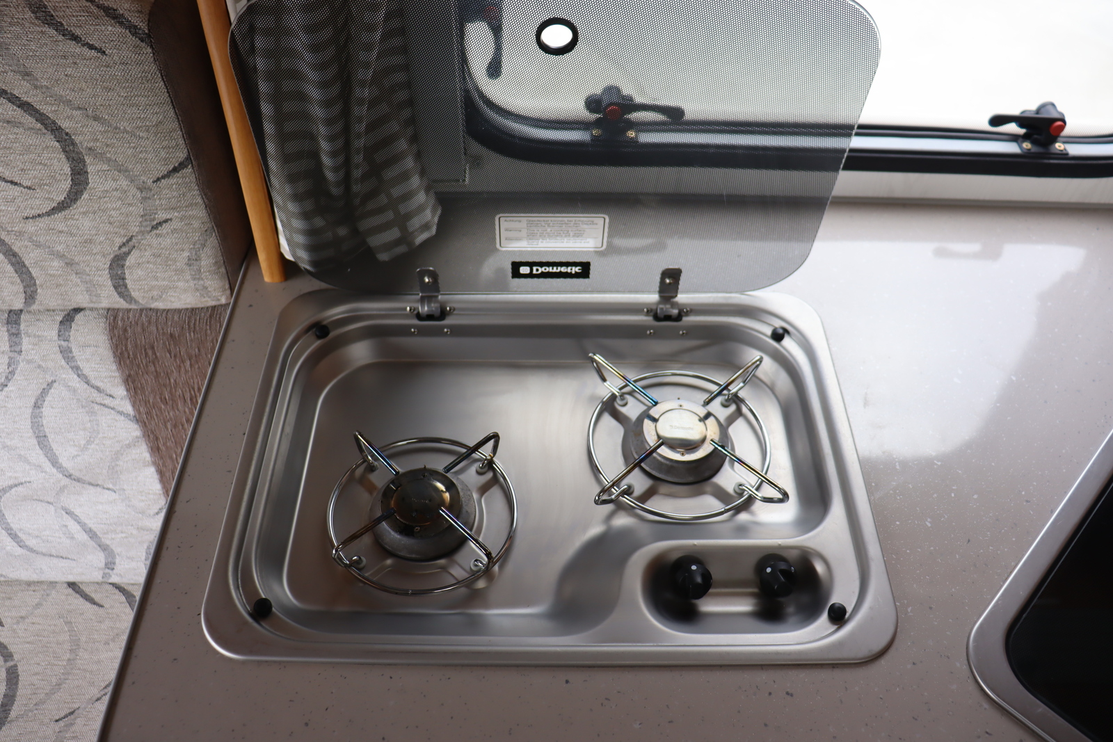 キャンピングカートレーラー