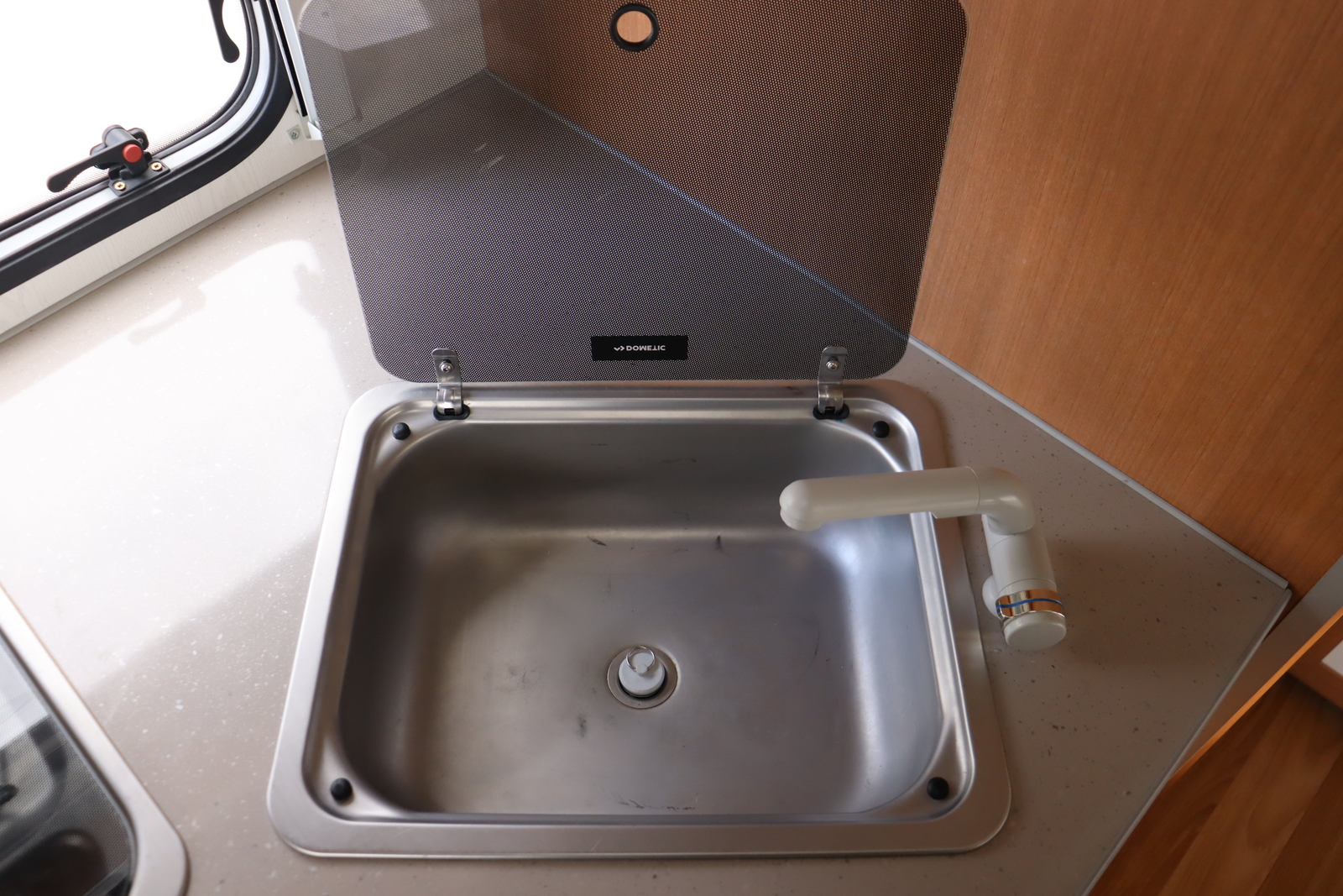 キャンピングカートレーラー