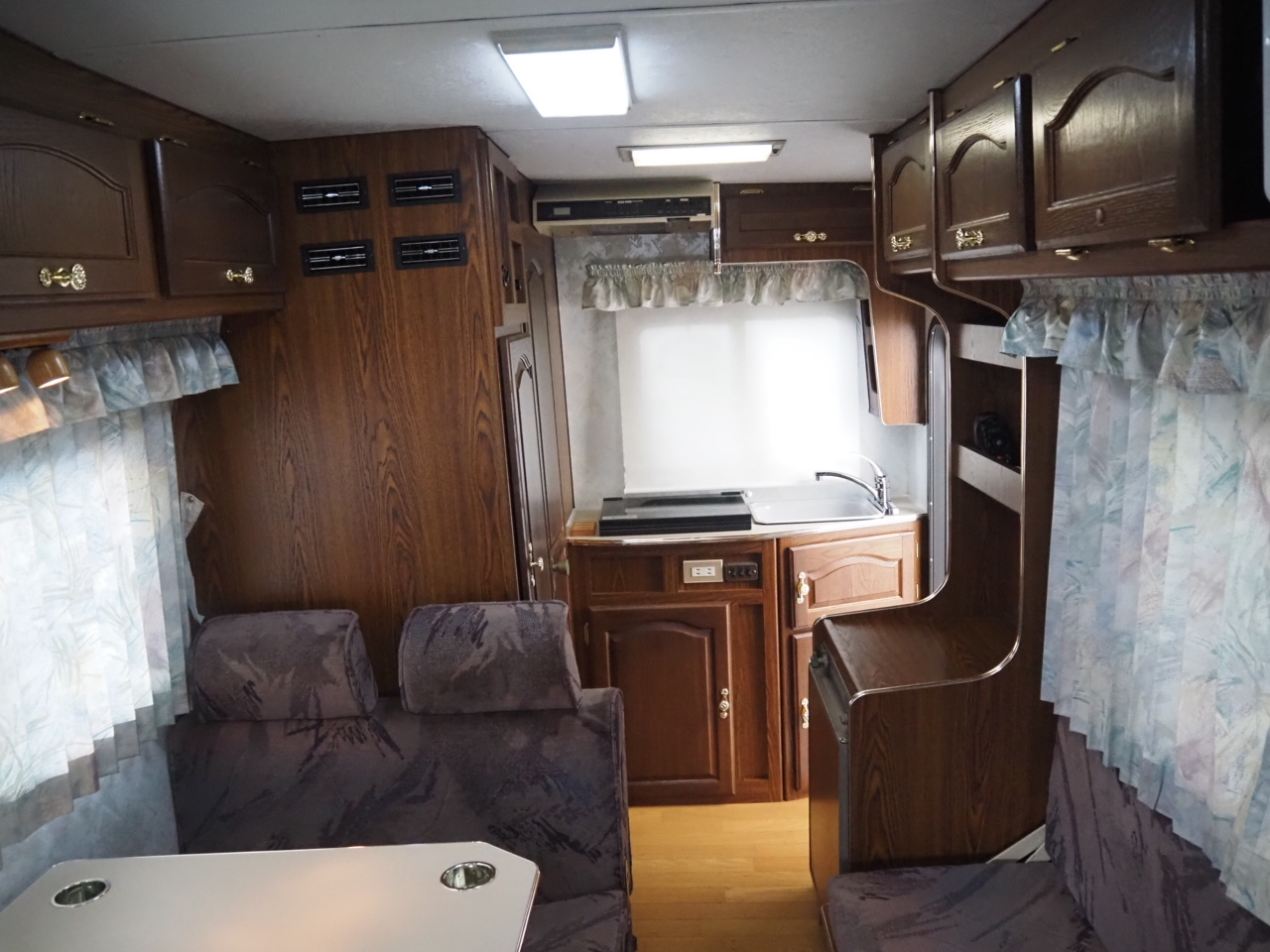 キャンピングカーキャブコン