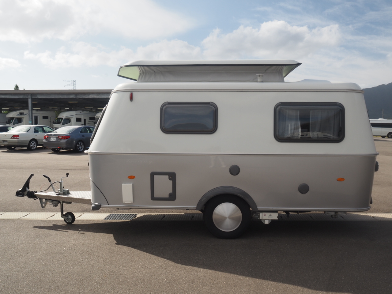 キャンピングカートレーラー