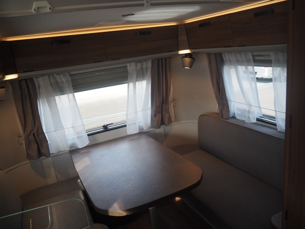 キャンピングカートレーラー