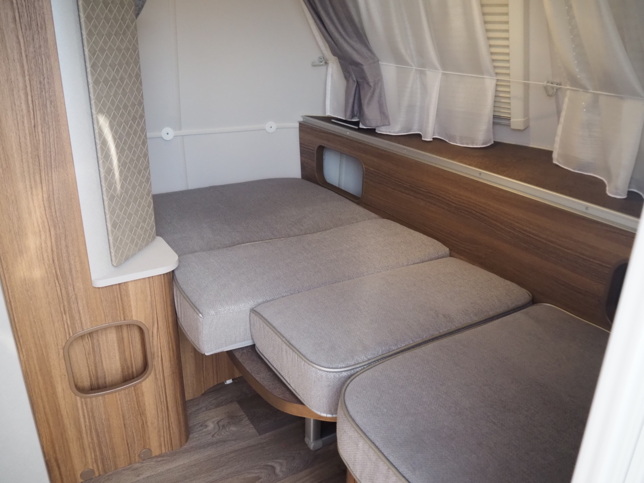 キャンピングカートレーラー