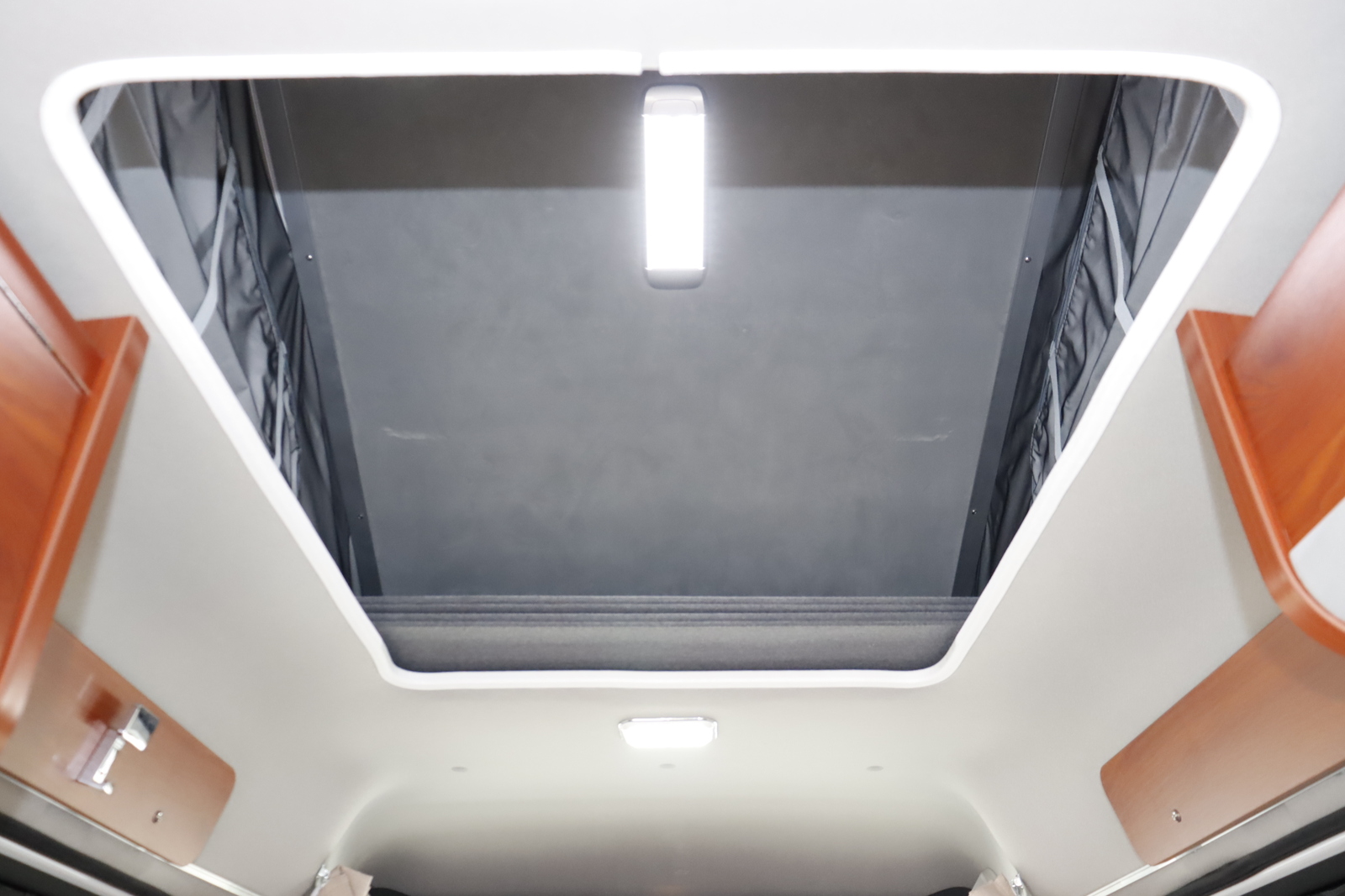 キャンピングカー軽キャンパー