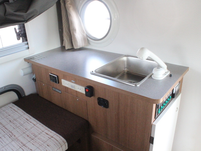 キャンピングカー軽キャンパー