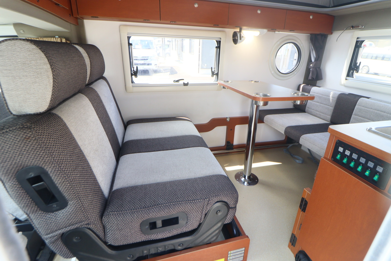 キャンピングカー軽キャンパー