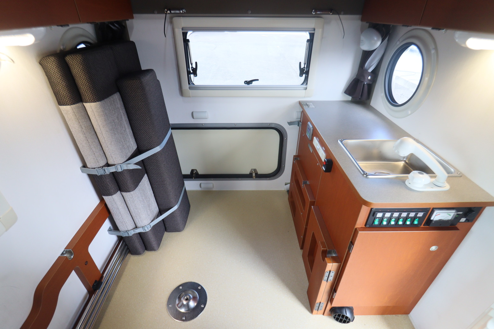 キャンピングカー軽キャンパー