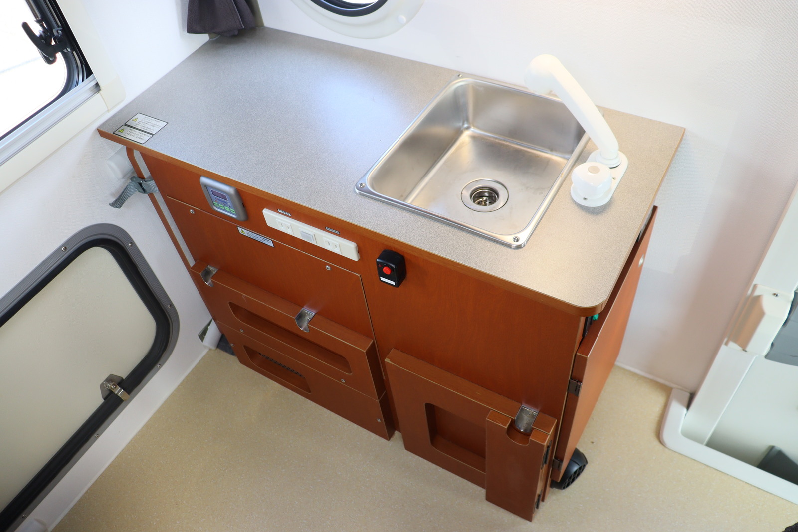 キャンピングカー軽キャンパー