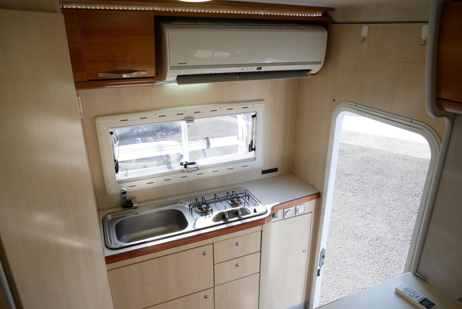 キャンピングカーキャブコン