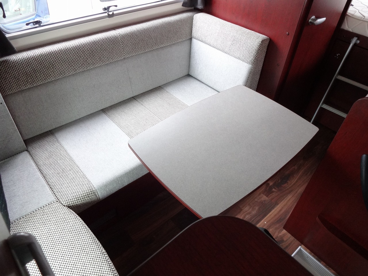 キャンピングカーキャブコン